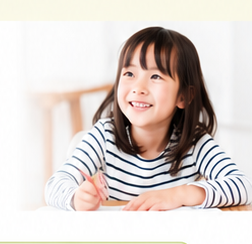 机で学習する子ども